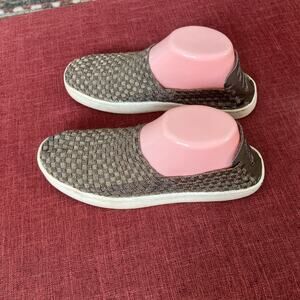 STEVE MADDEN Women’s Gold Basket-Weave Slip On Sneaker Shoes Size 8.5